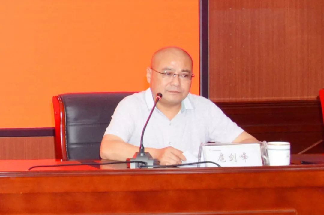 蒋科长讲解培训内容会上,蒋兴华科长带领大家对2019年最新医保政策