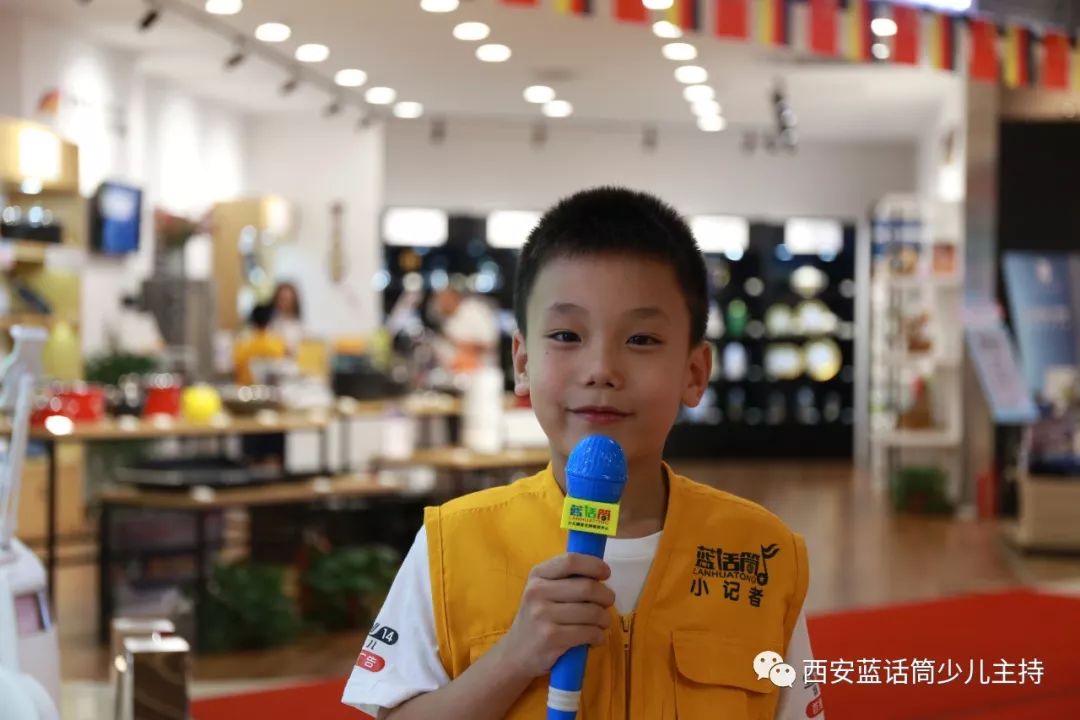 蓝话筒小记者--毛力斯张栩豪小记者采访中蓝话筒小记者--张栩豪王妍心