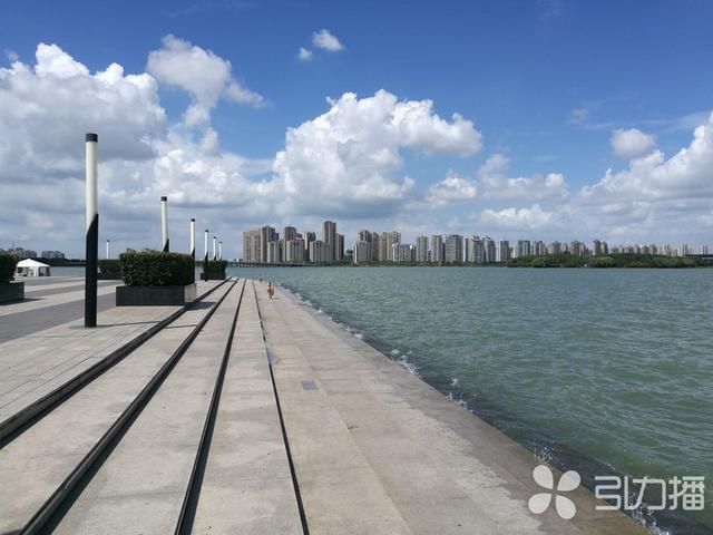 网红打卡地金鸡湖亲水台阶屡发险情市民建议设警告栏