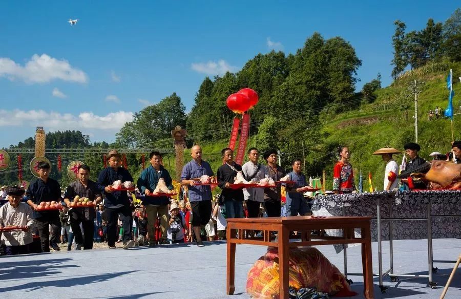"赶秋节",又称秋社节,交秋节,恰逢农历二十四节气中的"立秋".