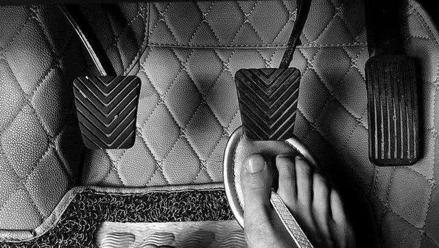 开车必须学会踩刹车你踩的刹车是不是正确的呢刹车也要有方法