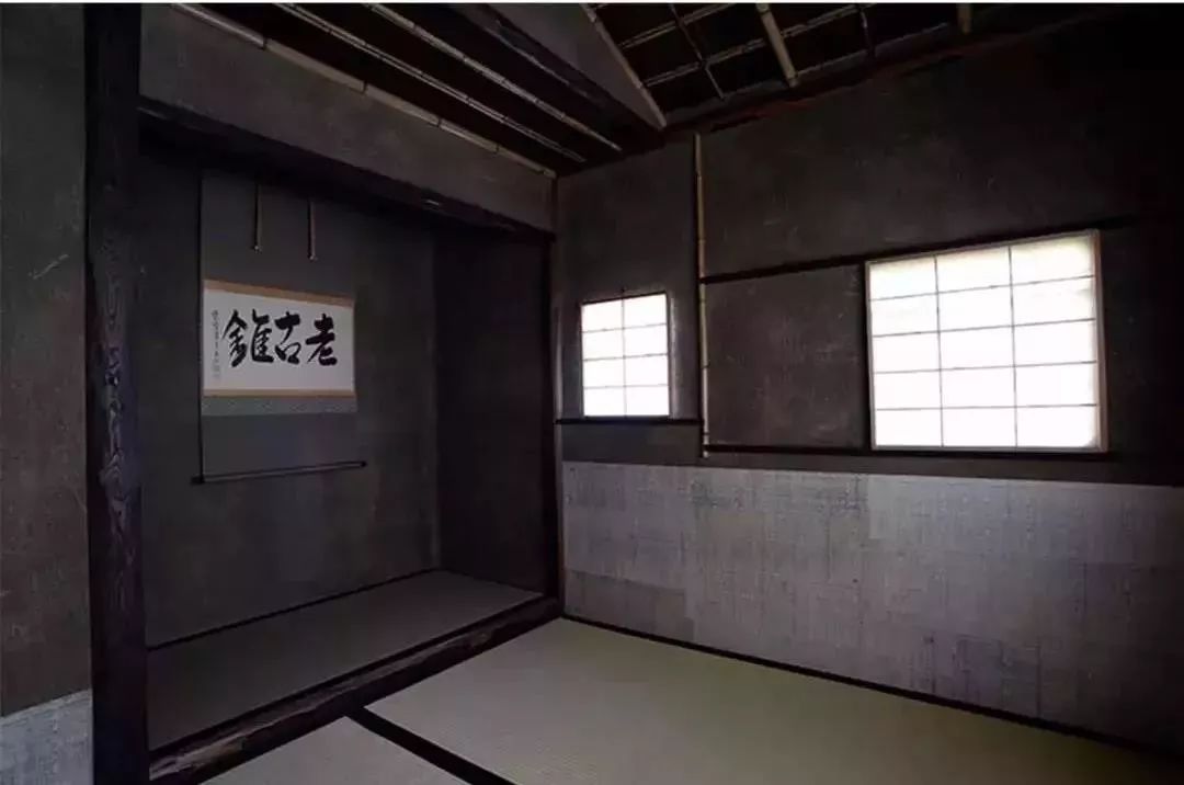 本着内心对茶的感悟,当时侍奉丰臣秀吉的千利休为他打造了这样一间
