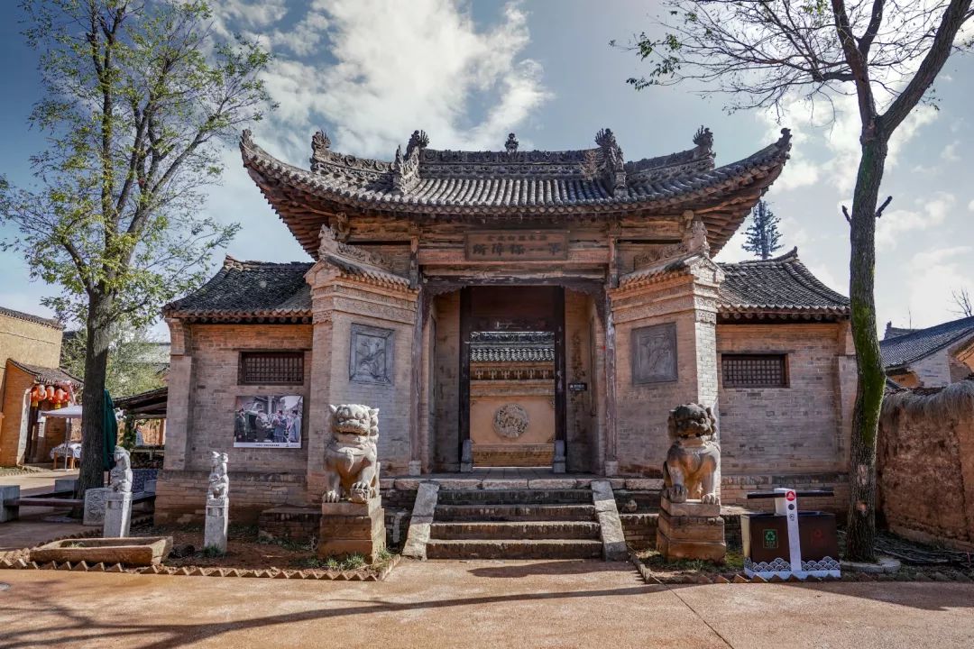 每一处墙壁和建筑都记录着,触摸着祠堂,戏楼,陈忠实笔下《白鹿原》的