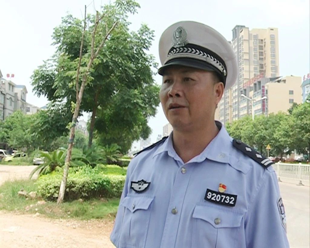 鹿寨县公安局交管大队秩序中队中队长 黄荣锦据了解,这个所谓的停车