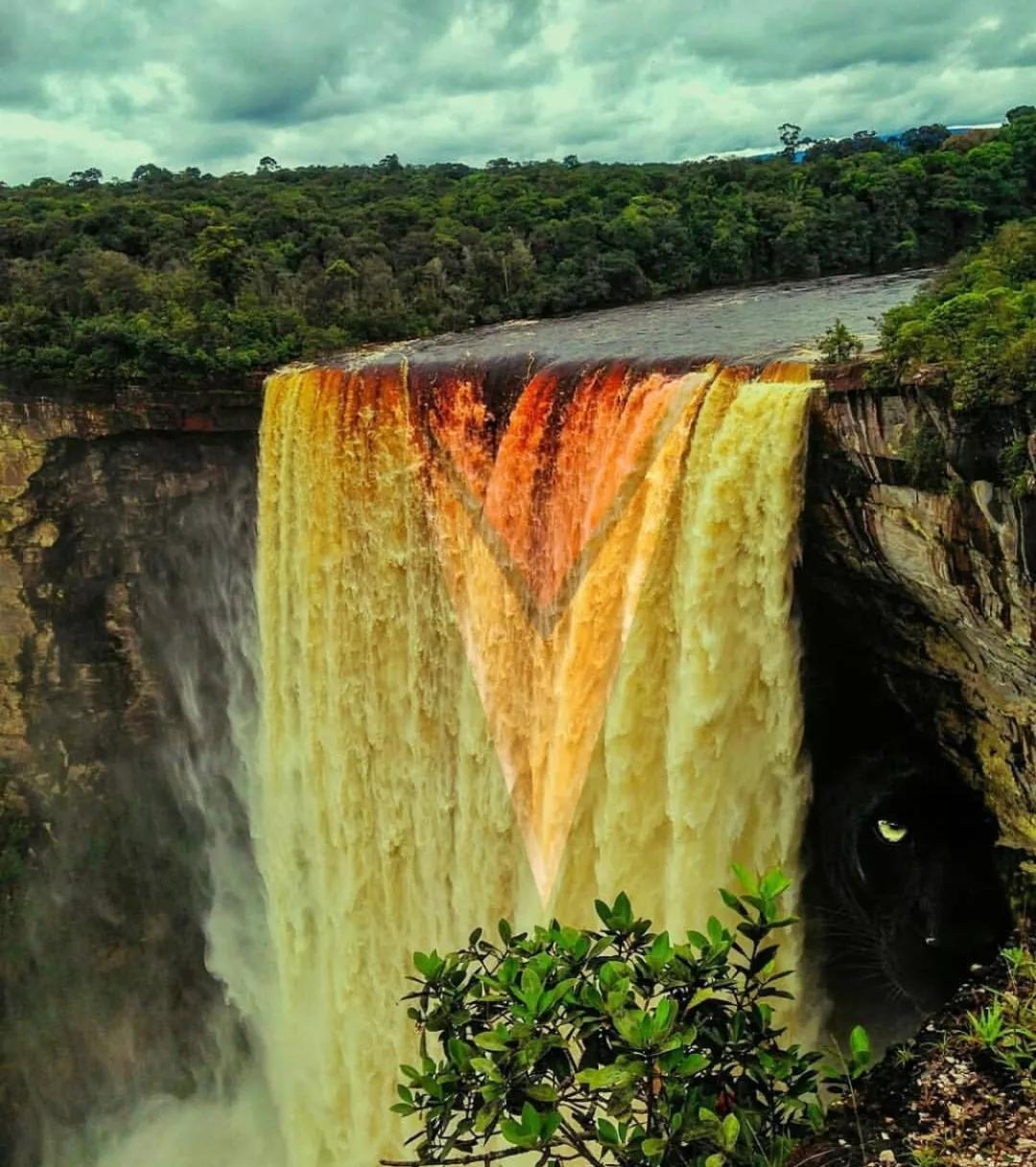 高大的瀑布,宽约106米左右,这就是令人印象深刻的圭亚那凯厄图尔瀑布