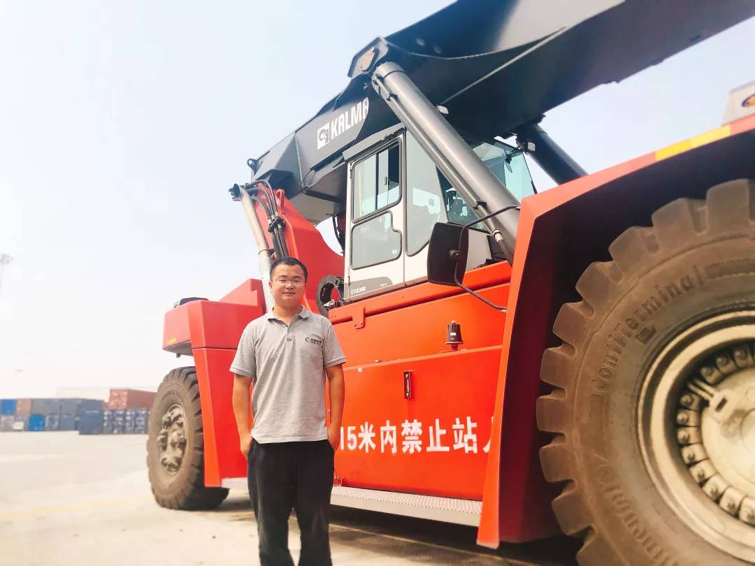 "陆港公司正面吊司机廖天府这样说道.