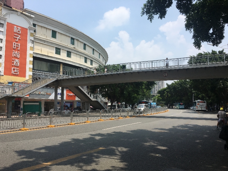 上午9点40分左右,横穿布吉老街的吉华路才从早高峰的拥堵嘈杂中平静