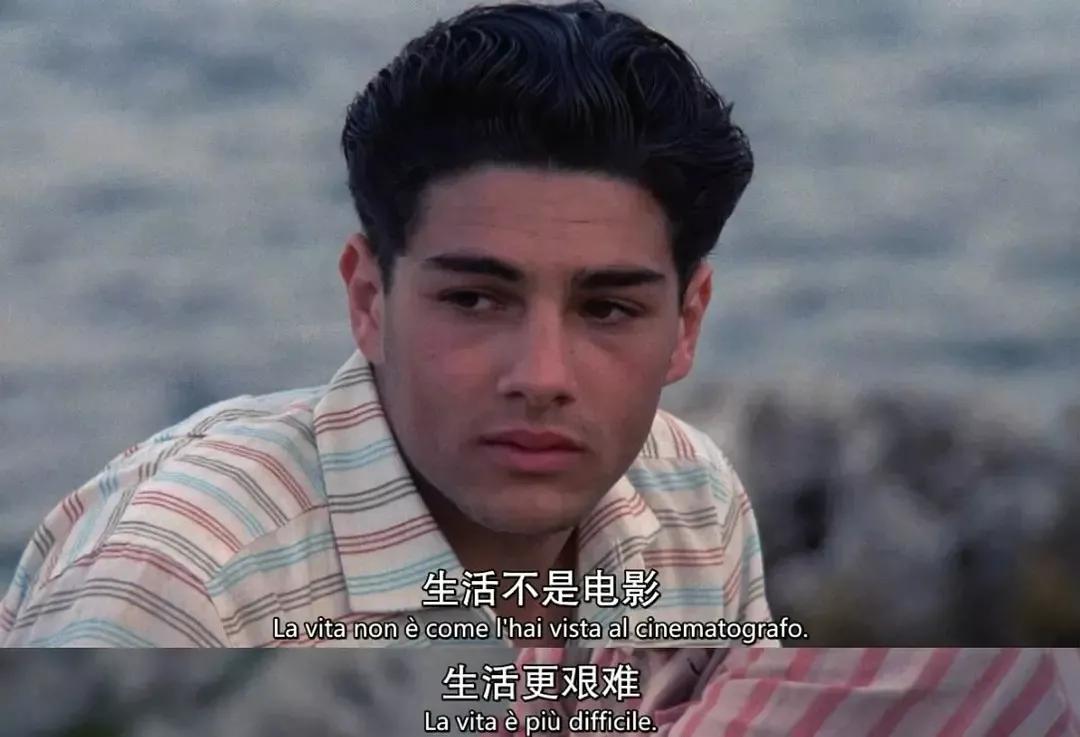 他回到了家乡,看到残破的天堂电影院,追忆往昔,唏嘘不已