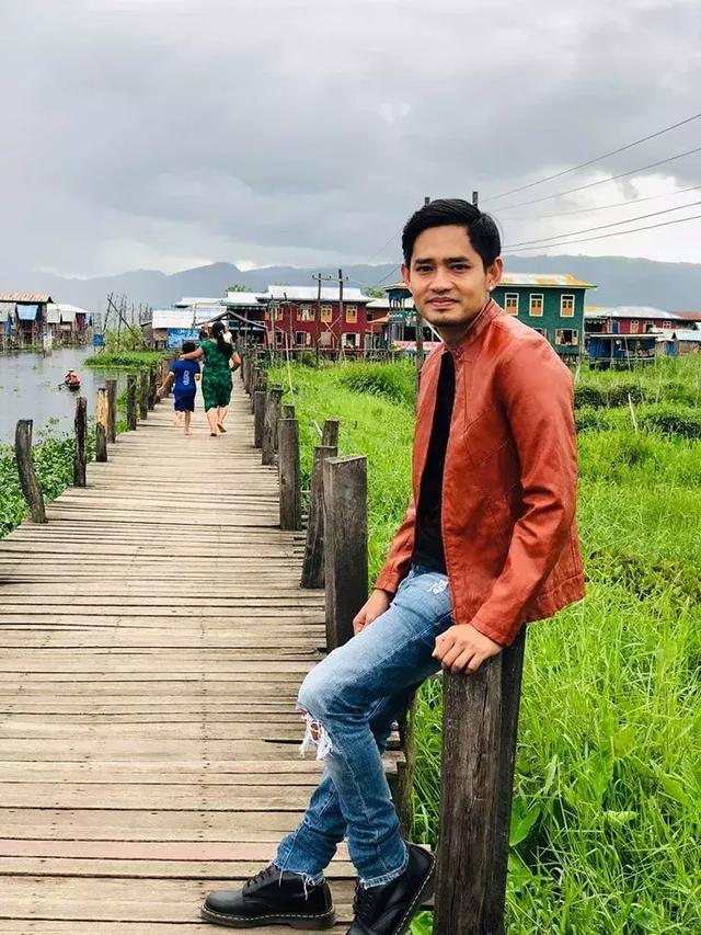 娶了华人妻子的缅甸著名男星,与泰国超模合照,动作夸张