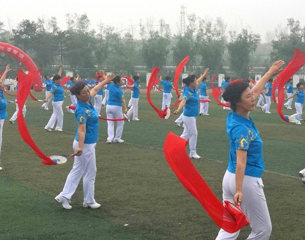 在活动现场,县柔力球协会带来的柔力球自编套路《五星红旗》,以柔中带