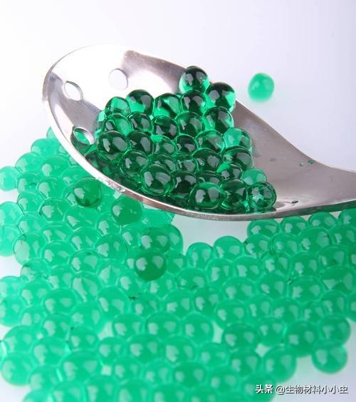 实际上厨师是把芒果汁包埋在外面的"皮"里—— 水凝胶中,而外面的皮是