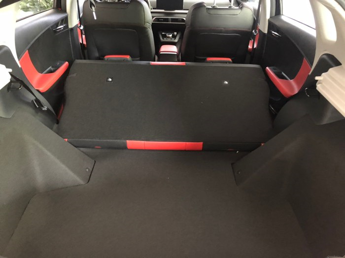 高颜值电动小钢炮比亚迪e2到店实拍牺牲后备箱空间保证安全性