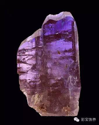 黝帘石具有多个变种,仅有带蓝紫色的黝帘石变种-----称之为坦桑石21