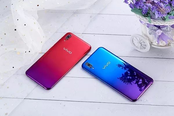vivo今年上半年,oppo最畅销的机型是oppo a5和oppo r17,销量依次是760