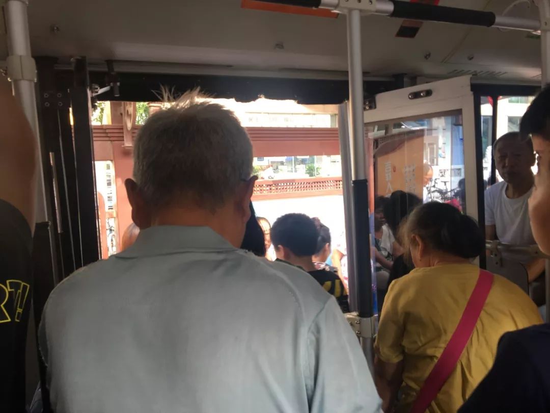 太原864路的色老头你真恶心美女小编去体验免费公交却遇到色狼