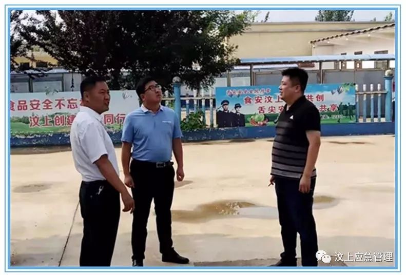 8月8日,郭仓镇社会公共服务中心主任向修波带队到辖区企业,加油站开展