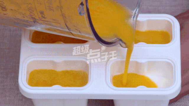 ▽盐汽水冰棍混着淡淡的水蜜桃味,还能吃到里面的果肉,清甜解渴;芒果