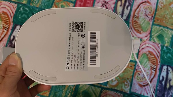 翻过来看看底座下面,是台灯的铭牌,包括相关参数和华为智能家居下载