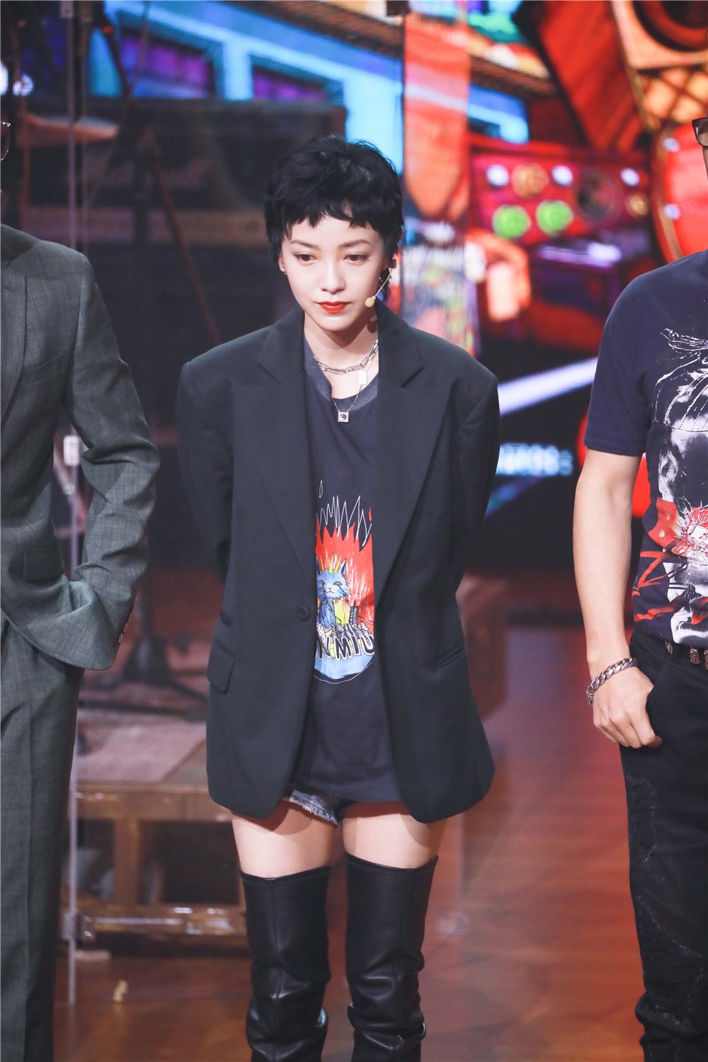 郭采洁男友风西装凹下衣失踪158cm尝试过膝靴配短发越发英气