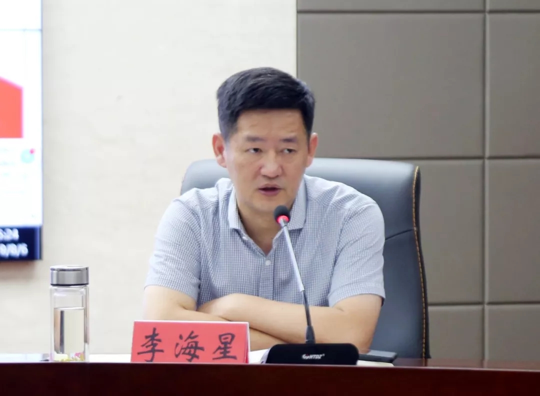 李海星强调,要充分利用小微客户融资服务平台,紧扣主导产业,持续精准