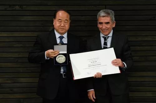 中国作家,诺贝尔文学奖得主莫言6日在智利首都圣地亚哥的迭戈·波塔