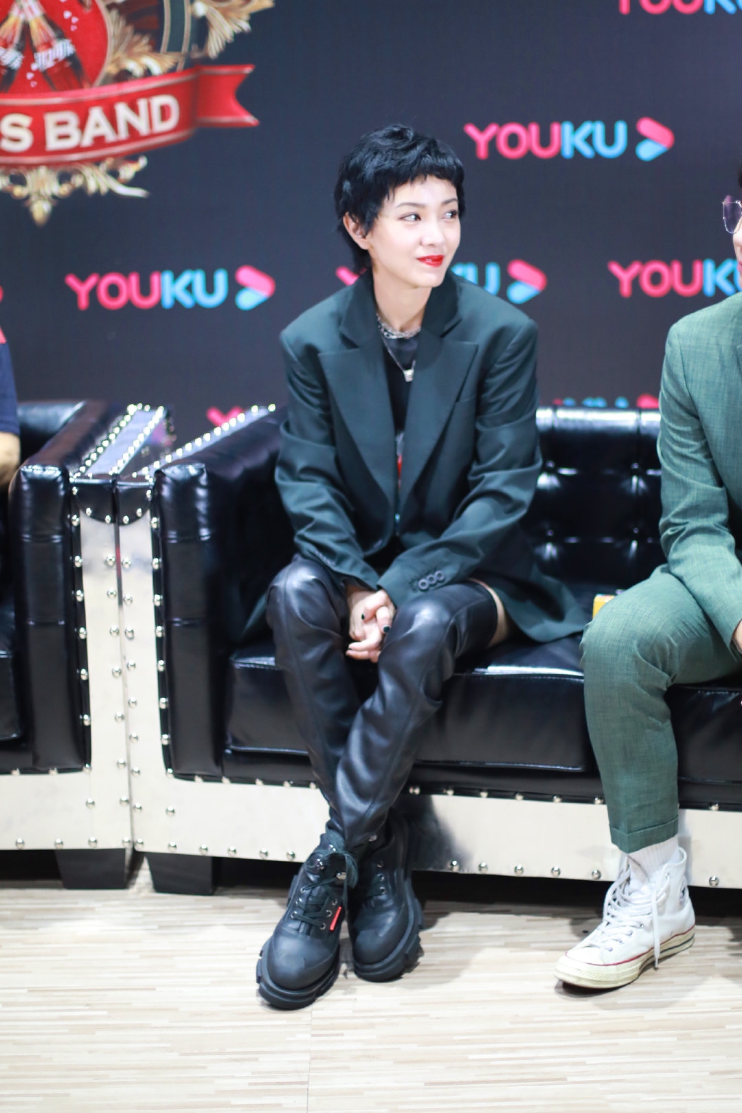 郭采洁男友风西装凹下衣失踪158cm尝试过膝靴配短发越发英气