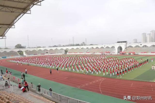 荥阳市举行2019年"全民健身日"展演活动_体育场