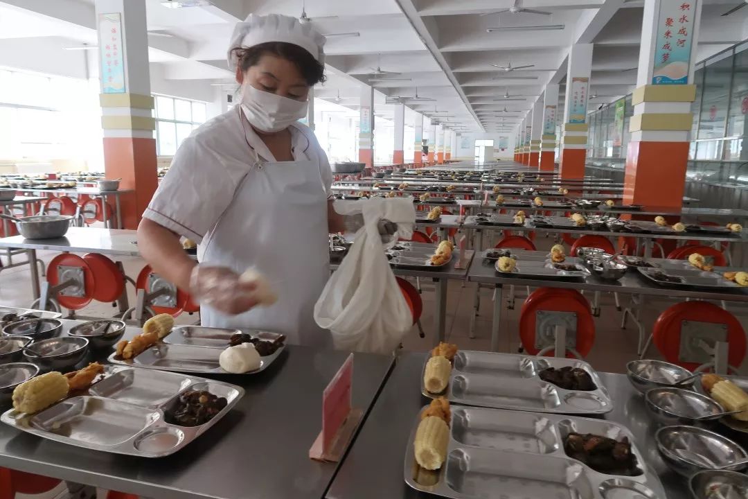 城阳实验二中食堂给新教师们准备的丰盛午餐.