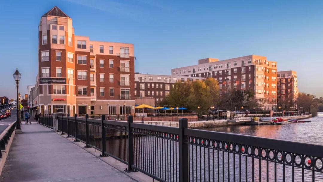 比起位于城市中心开放的学校,bentley身处的环境也更有校园的感觉.