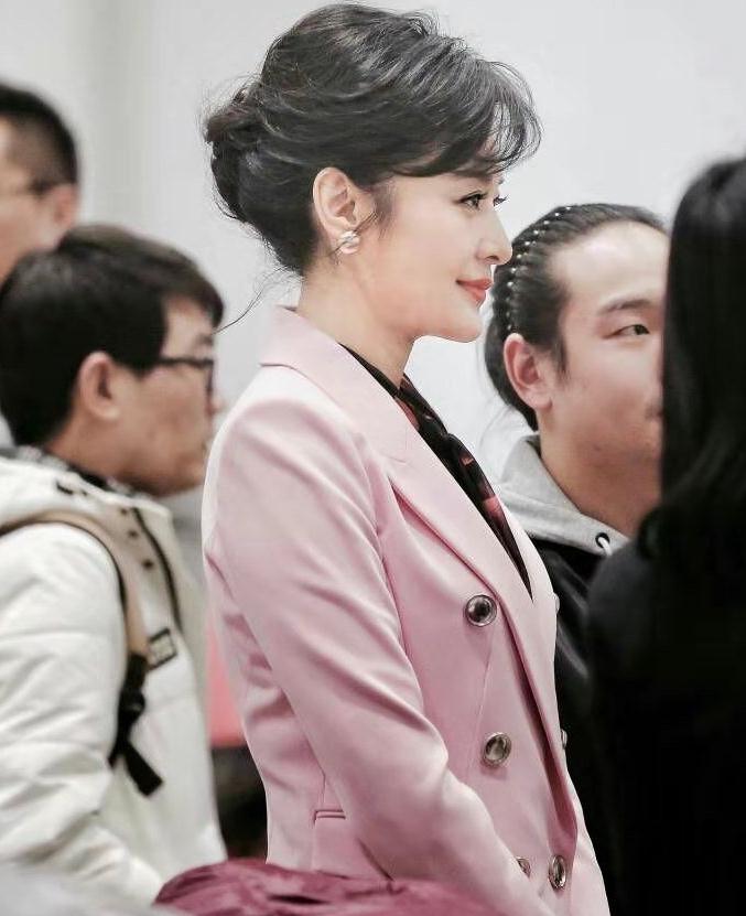 原创51岁周涛出席发布会,黑色套装腰身曼妙,皮肤白皙宛如20岁少女