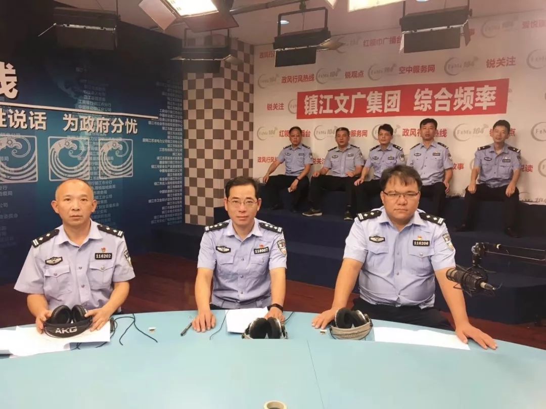 镇江市公安局丹徒分局党委委员,副局长,交警大队长 於伟荣(中)交警