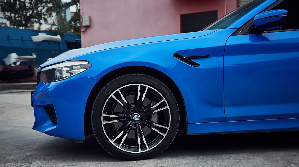 改装了m5轮毂之后,轮毂中心的黑色圈与车身深蓝色搭一起,使得车身蓝色