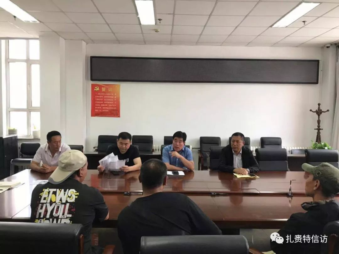 扎赉特旗委常委 政法委书记哈斯布和接待来访群众