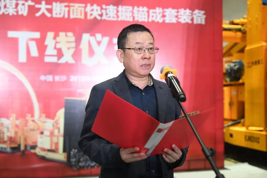 一次完成10个顶锚杆6个帮锚杆和2个顶锚索月进尺150