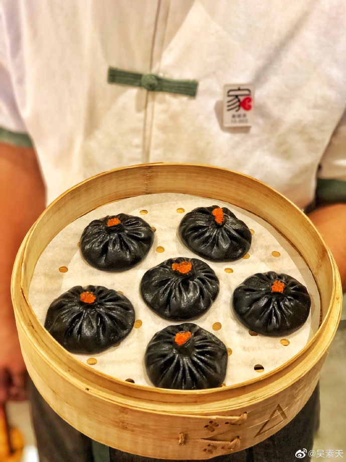 墨上花开包超级推荐了,包子外皮是墨鱼汁,内陷是海鲜和鲜肉搭配,超级