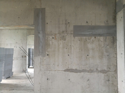 永威城部分户内墙面出现涨模不平整剔凿露筋情况(图1)和缝隙夹渣问题