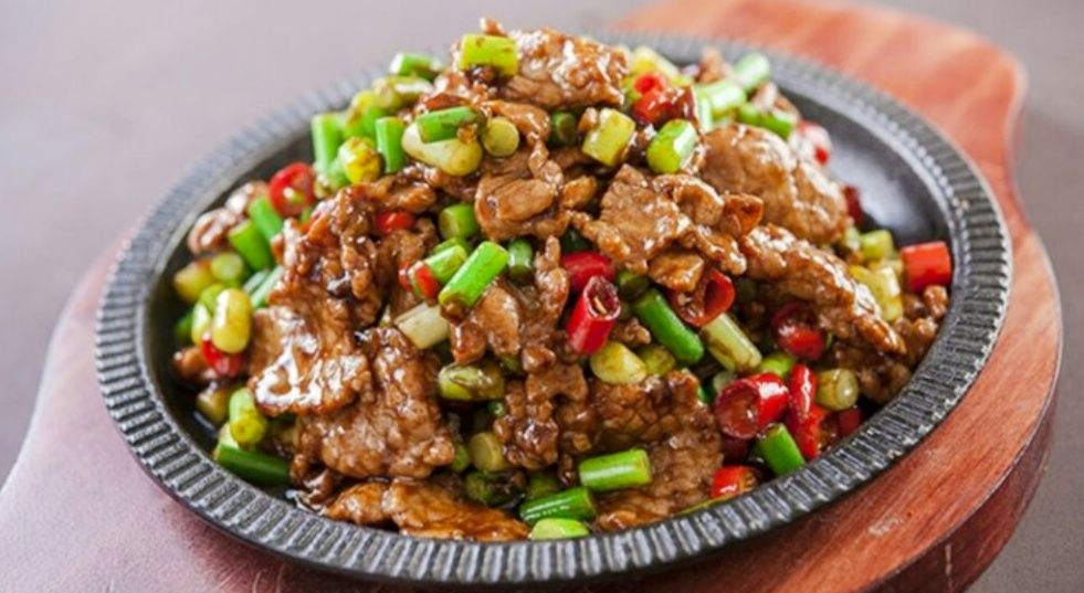 干炒牛河,色泽油润亮泽,牛肉嫩滑焦香,河粉爽滑劲道,配料丰富,鲜香味