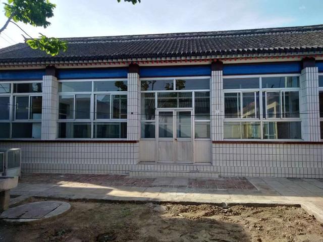 小院收拾的非常干净整洁,中间的空地可以种点花花草草或者蔬菜房屋