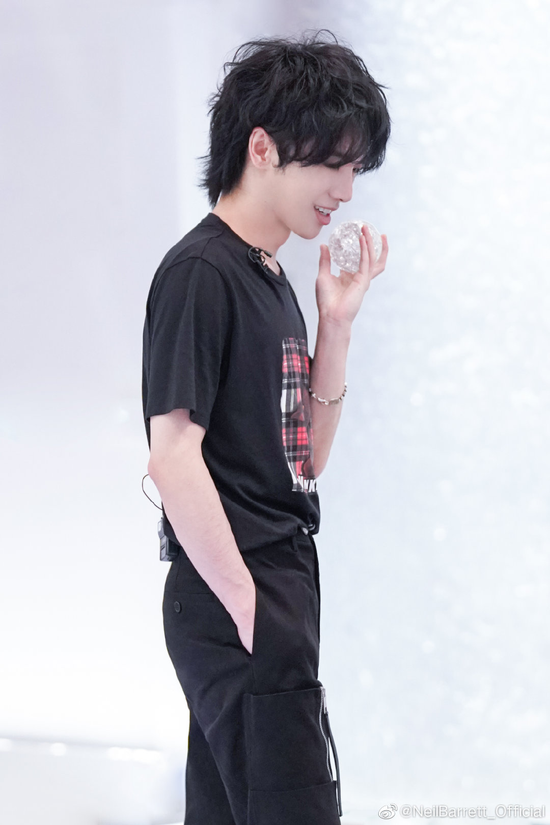 华晨宇的时尚科普:个性与趣味兼具 极简服装展现完美高级气质