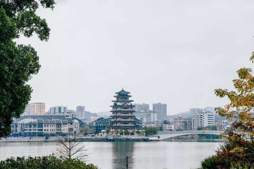 惠州西湖风景名胜区位于广东省东南部惠州市惠城中心区,由西湖和红花