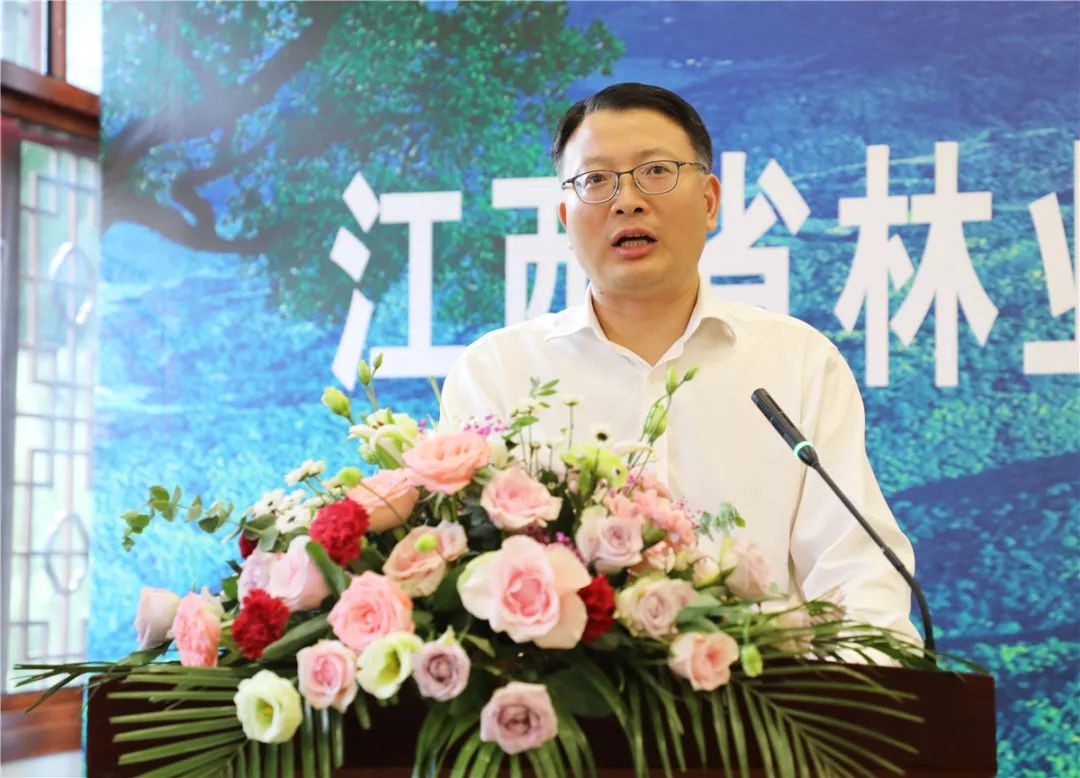 分行党委书记,行长蔡兴华分别代表省林业局和中国银行江西省分行致辞