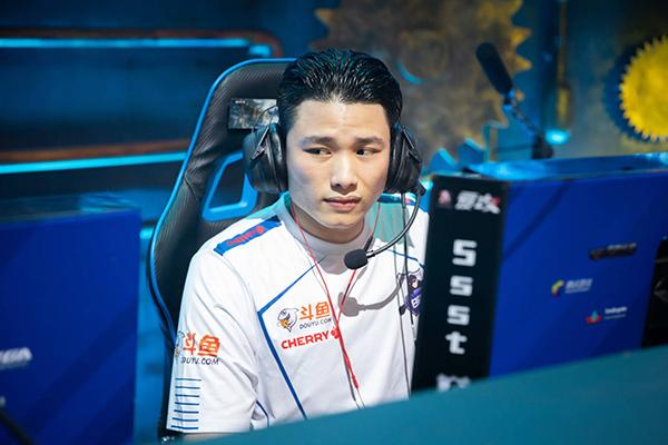 cfpl丨靓仔石头一声吼pl冠军躺到手