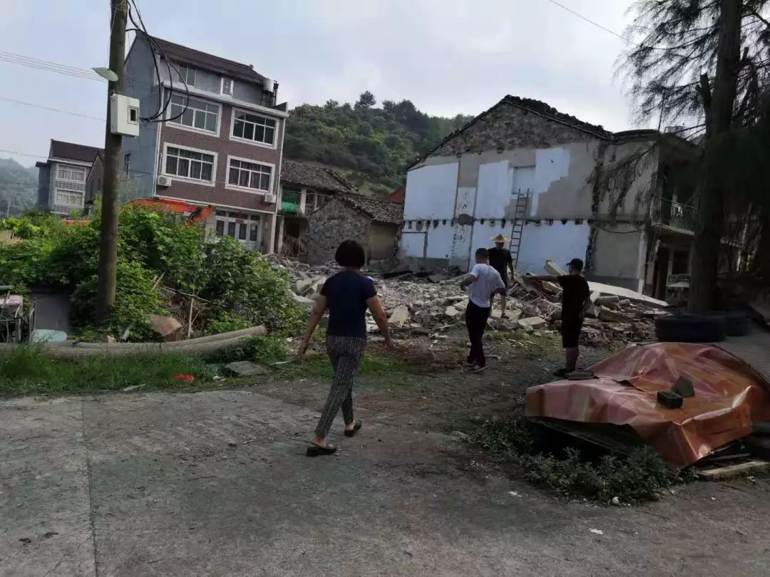 白水洋镇强势推进台州市第二轮蹲点点位及非法一户多宅拆违行动