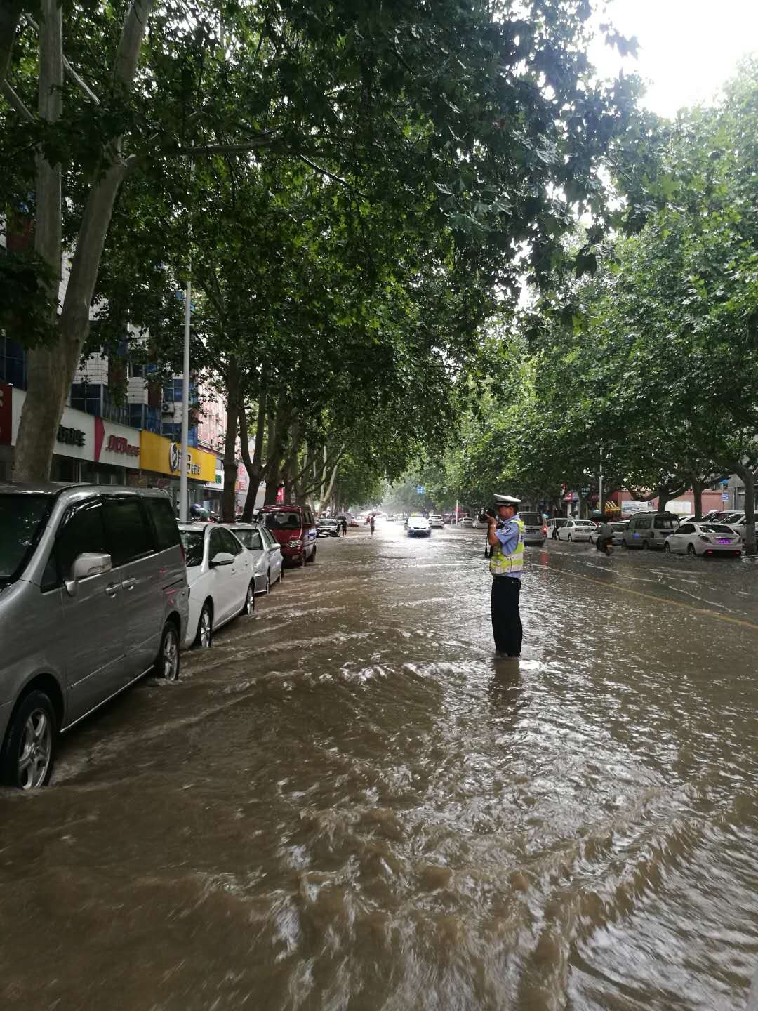 16时20分,一位群众骑行电动车经过中心路淮阳路口,因难以在急流中掌控