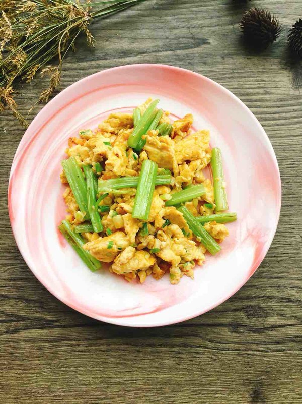 跟着大厨学做菜芹菜炒鸡蛋的做法