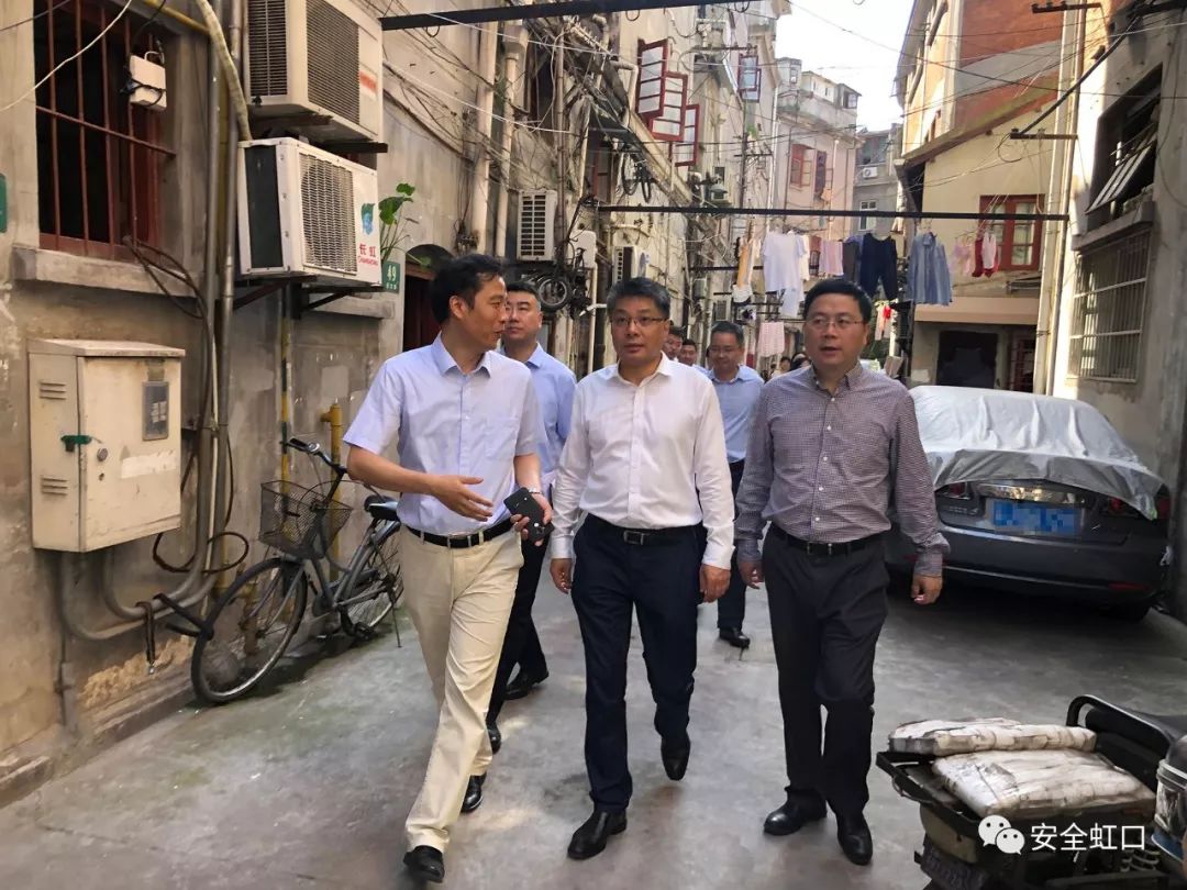 虹口区委副书记,代区长胡广杰 带队检查防汛防台工作