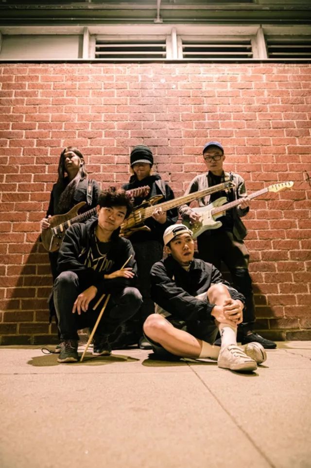 the brownie band 是一只年轻的乐队,但在音乐的路上他们并不年轻.