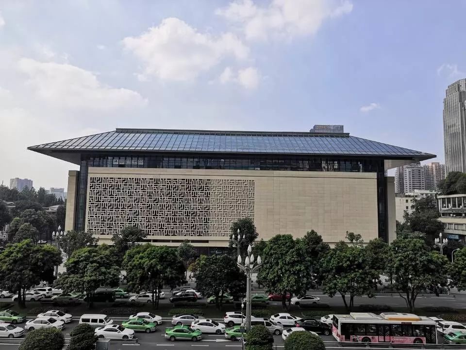 "今日,32岁的锦城艺术宫正式谢幕,由新建成试运营的四川大剧院"接棒"!