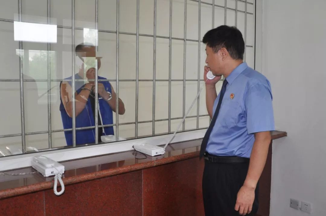 当天下午15时许,在磁县看守所会见室,3名服刑人员在这里见到了日夜