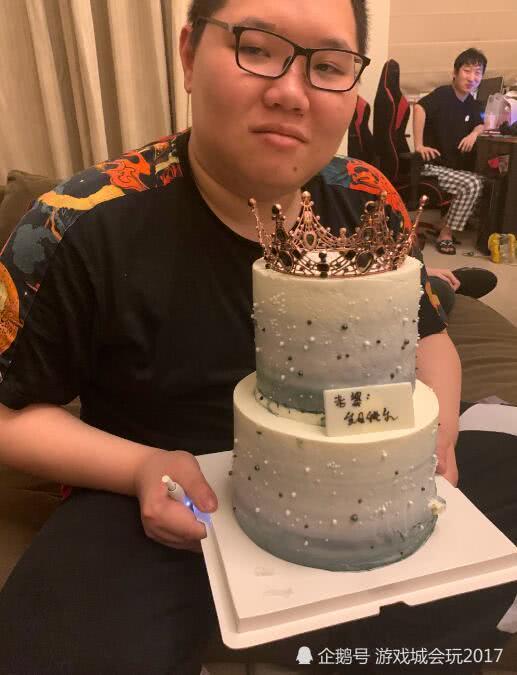 pdd凌晨为榜一神豪女友送生日礼物 因表情被调侃是直男